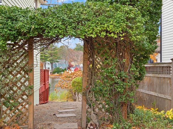 320 Pillings Pond Rd, Lynnfield MA 01940