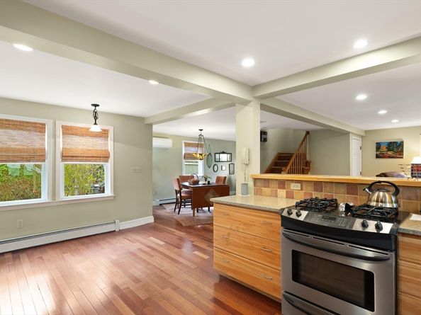 320 Pillings Pond Rd, Lynnfield MA 01940