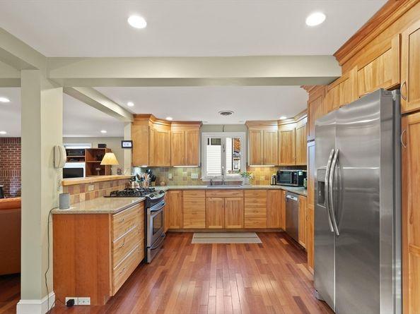 320 Pillings Pond Rd, Lynnfield MA 01940