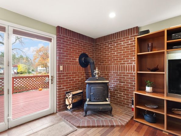 320 Pillings Pond Rd, Lynnfield MA 01940