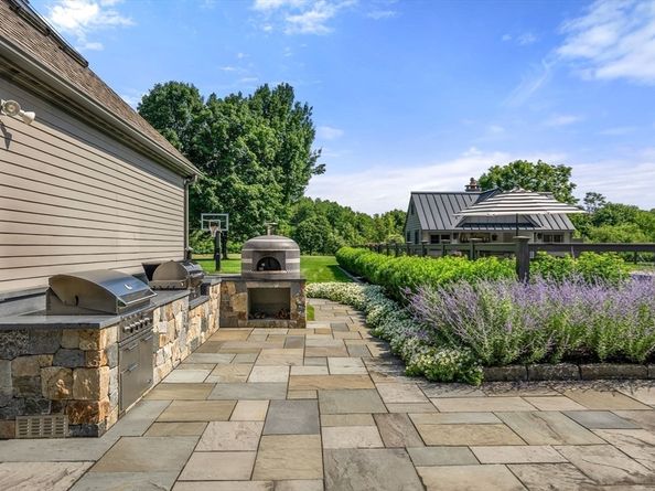 8 Rock Spring Ln, Southborough MA 01772