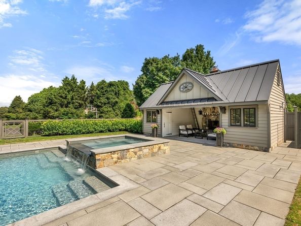 8 Rock Spring Ln, Southborough MA 01772