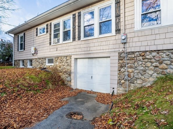 77 Lovewell St, Gardner MA 01440