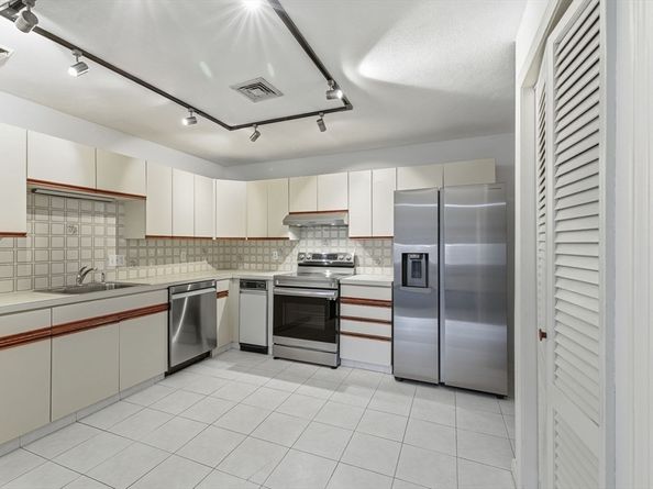 9 Thomas St. C11, Saugus MA 01906