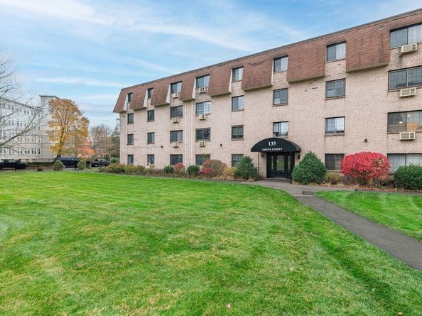 135 Grove St 110, Rockland MA 02370