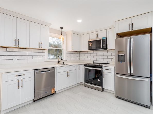 44 Old Brook Rd, Leominster MA 01453