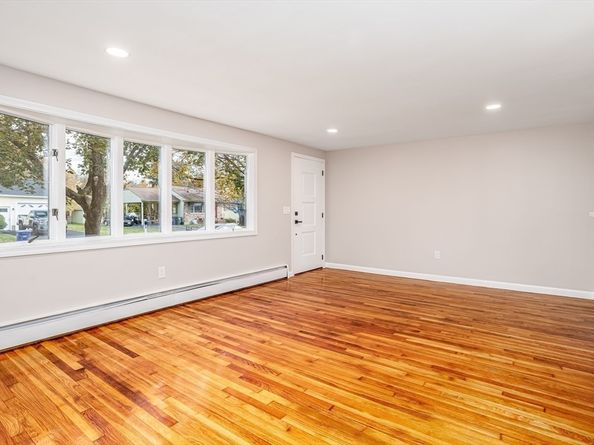 44 Old Brook Rd, Leominster MA 01453