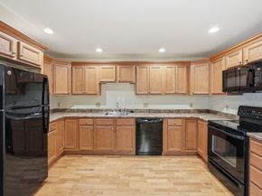 7 Crescent Way 302, Sturbridge MA 01518