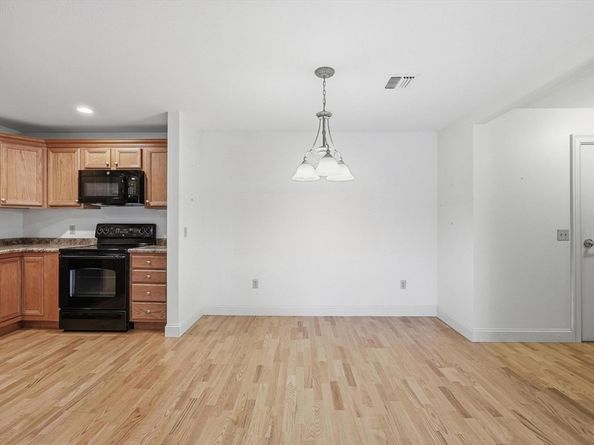 7 Crescent Way 302, Sturbridge MA 01518