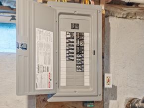 328 Oxford St N, Auburn MA 01501