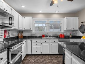 2 Lions Ln 2, Salem MA 01970