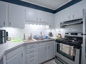 45 Oval Rd 34, Quincy MA 02170