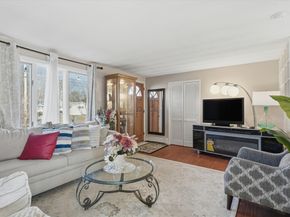 14 Ridgefield Dr, Framingham MA 01701