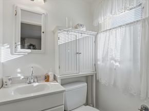 14 Ridgefield Dr, Framingham MA 01701