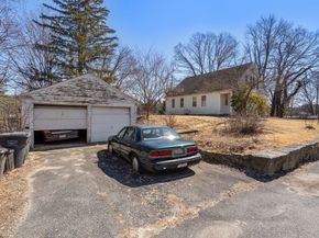 17 N Main St, Upton MA 01568