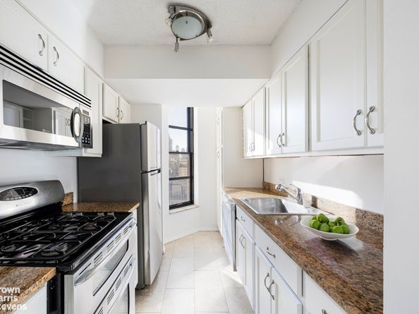 224 East 52nd Street 25, New York NY 10022