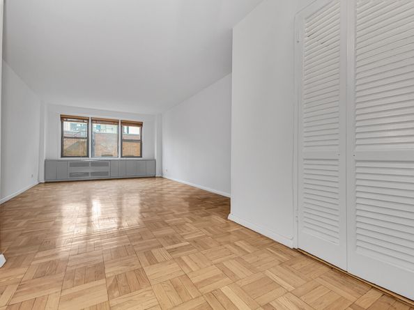 220 East 54th Street 7L, New York NY 10022