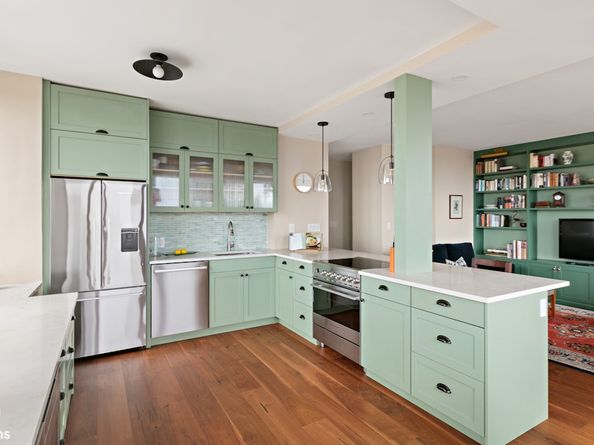 300 East 85th Street 3205, New York NY 10028