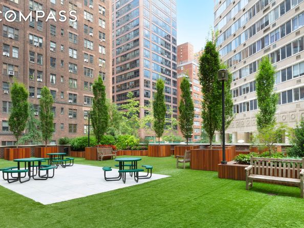 400 East 54th Street 8A, New York NY 10022