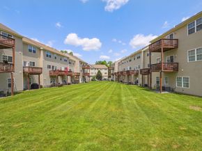 27 Riverview Court 27, Brookfield CT 06804