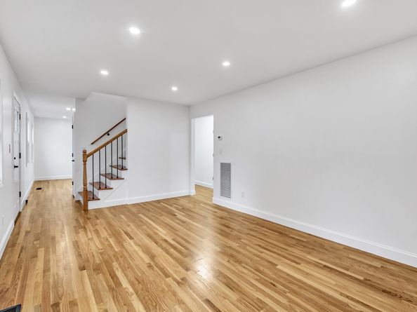 16 Oakdale Street, Bridgeport CT 06606