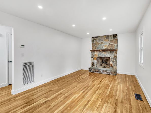 16 Oakdale Street, Bridgeport CT 06606