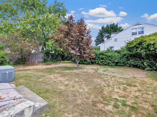 341 S Pine Creek Road, Fairfield CT 06824
