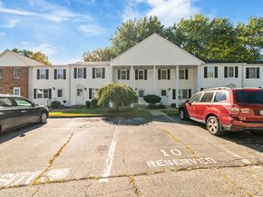 10 Colonial Village 10, Shelton CT 06484