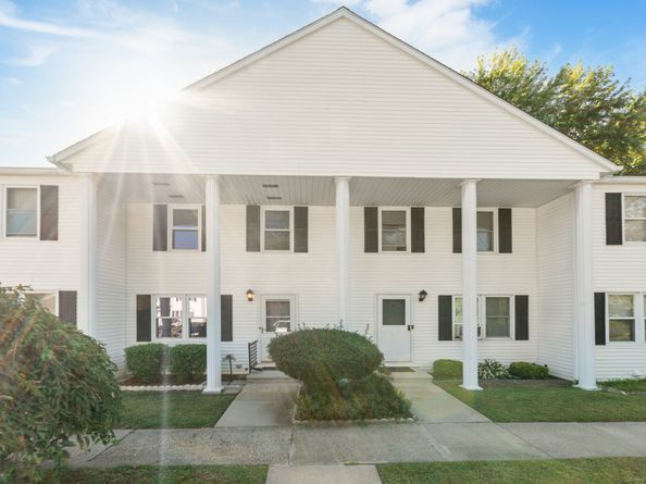 10 Colonial Village 10, Shelton CT 06484