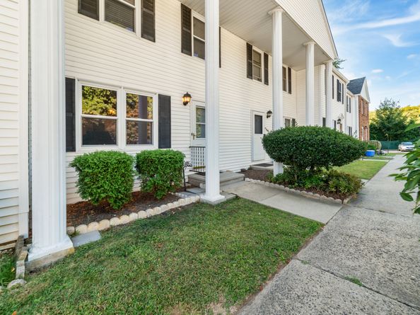 10 Colonial Village 10, Shelton CT 06484