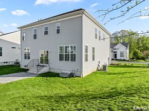 19 Enclave Circle 19, Newtown CT 06470