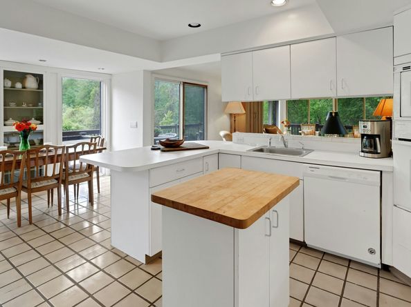 32 Beeholm Road, Redding CT 06896