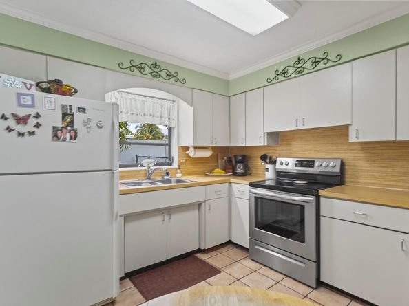 1577 NE 49th St, Oakland Park FL 33334
