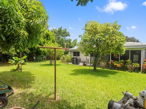 1577 NE 49th St, Oakland Park FL 33334