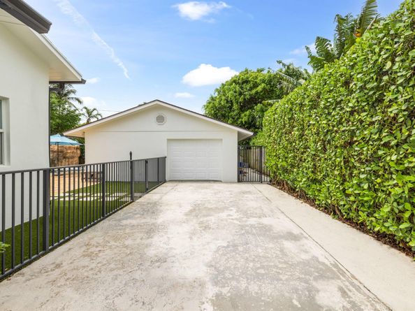 310 Edgewood Drive N, West Palm Beach FL 33405