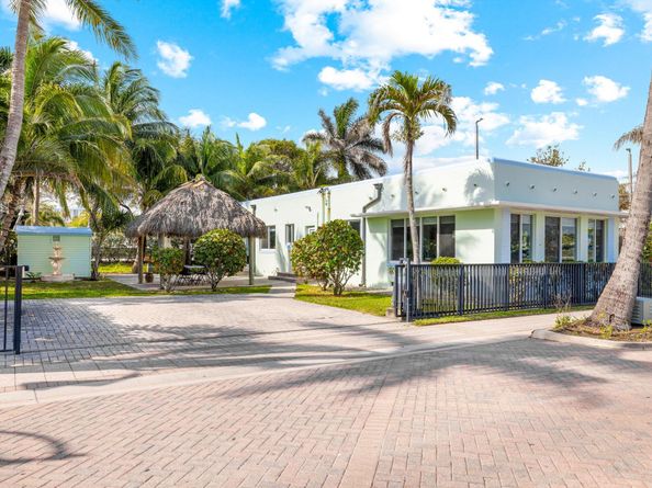 338 Taylor St, Hollywood FL 33019