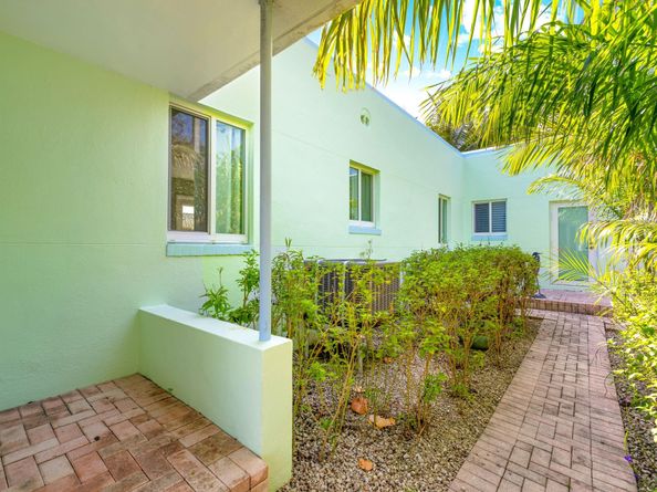 338 Taylor St, Hollywood FL 33019