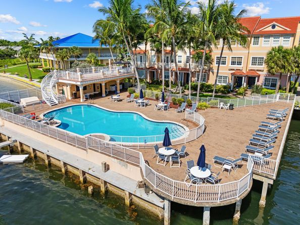 105 Harbors Way, Boynton Beach FL 33435