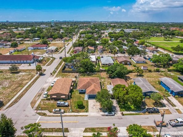 210 SW 3rd Ct, Deerfield Beach FL 33441