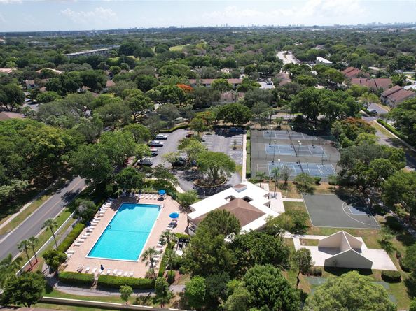 715 Gardens Dr 203, Pompano Beach FL 33069