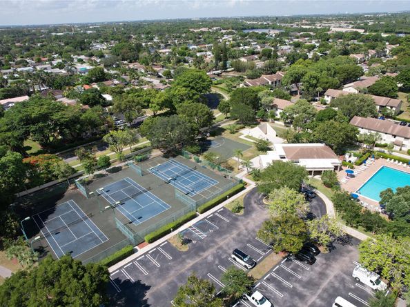 715 Gardens Dr 203, Pompano Beach FL 33069