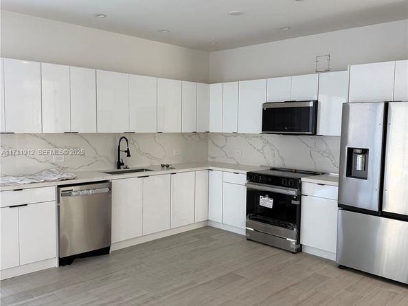 210 SE 10th Street, Hallandale Beach FL 33009