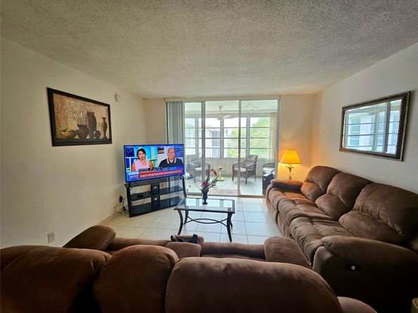 4899 NW 26th Ct 452, Lauderdale Lakes FL 33313