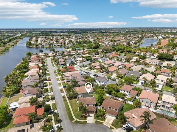 1339 SW 181st Ave, Pembroke Pines FL 33029