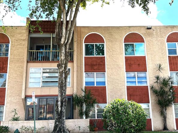 8140 SW 24th Street 204, North Lauderdale FL 33068