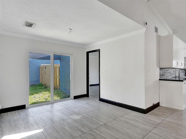 967 NW 89th Ave, Plantation FL 33324