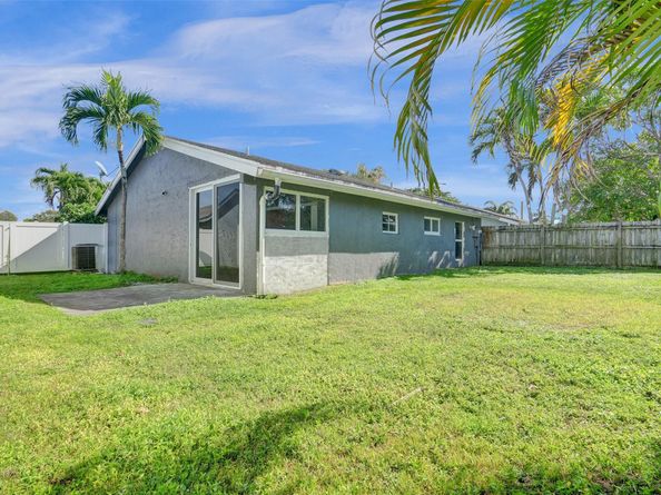 967 NW 89th Ave, Plantation FL 33324