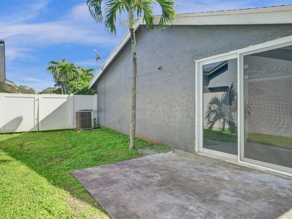 967 NW 89th Ave, Plantation FL 33324