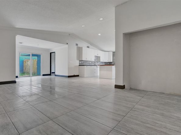 967 NW 89th Ave, Plantation FL 33324