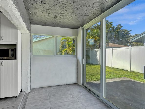 967 NW 89th Ave, Plantation FL 33324